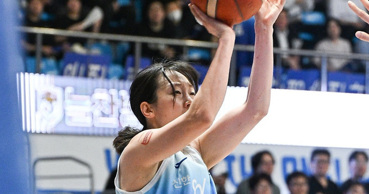 ‘신지현-홍유순 쌍끌이’ 최하위 신한은행, KB스타즈 우승 도전에 고춧가루