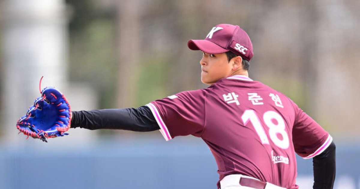 155km 던지면 뭐하나, 안타-볼넷-볼넷-안타 4실점…전체 1순위 '7억 신인' 또 쓴맛 보다, ERA 16.20 폭등