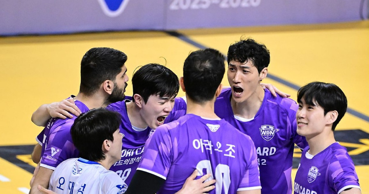 서브범실 두려워하지 않은 우리카드가 PO 간다… KB손해보험에 3-0 승리