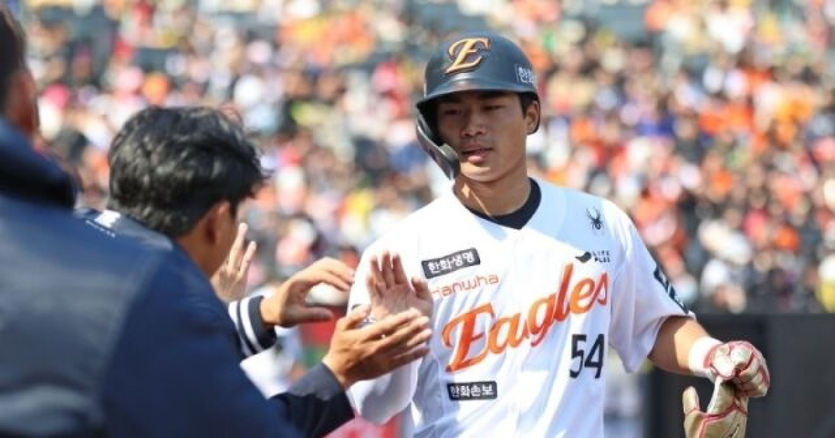 '부상도 아닌데…' 한화 19살 슈퍼루키 왜 뺐을까, 67세 명장 냉정했다 "어렸을 때 가르쳐야 한다, 메시지 필요했다"