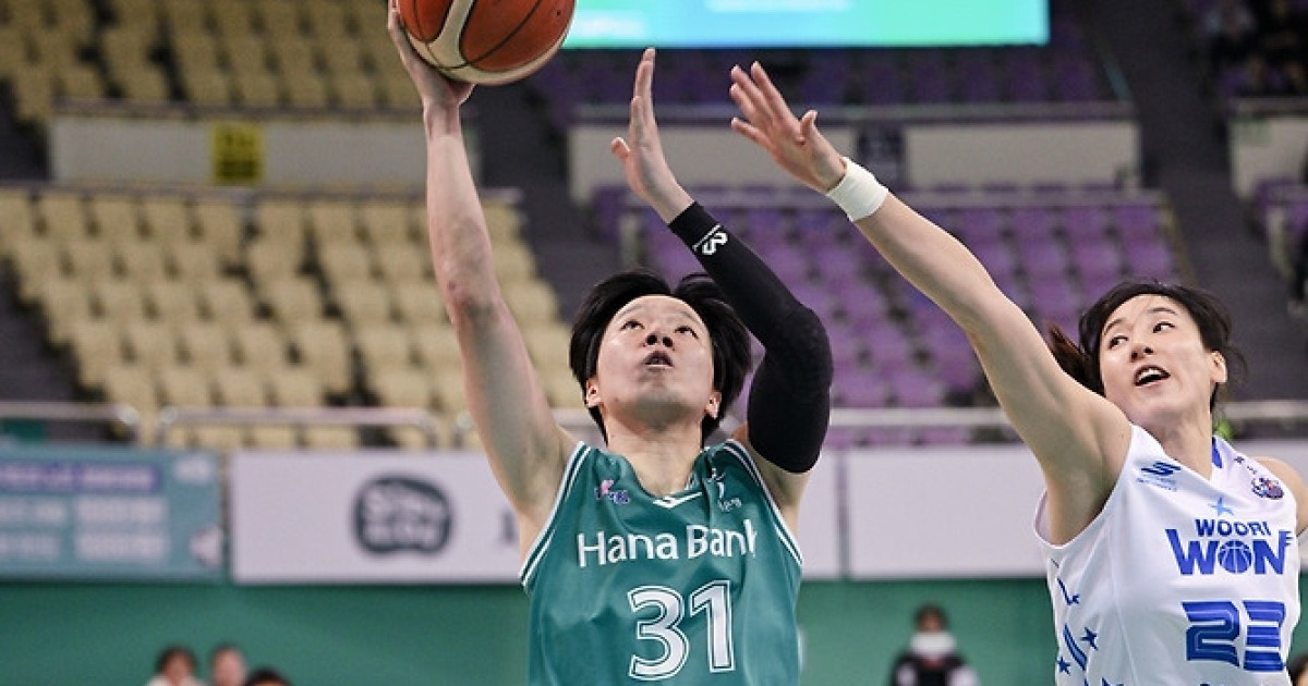 하나은행, 우리은행 잡고 연패 탈출…선두 KB와 0.5경기 차