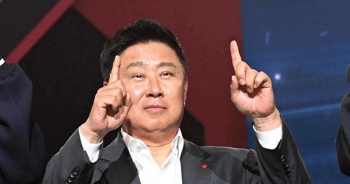 하품만 나오던 미디어데이, 김태형 감독 없었으면 어쩔 뻔 했나 "가을 점퍼 사세요" [미디어데이 현장]