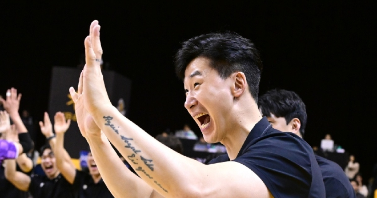 “여보 미안! 집에 가긴 틀렸어”…신난 박철우, 봄 배구 계속 간다