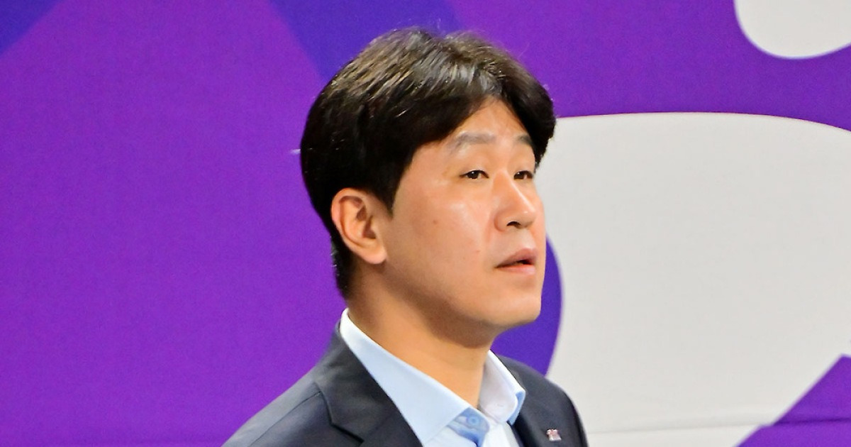 챔프전 직전인데, 어떻게 이런 일이…'1위' 도로공사, 왜 김종민 감독과 결별 택했나 "불미스러운 사항"