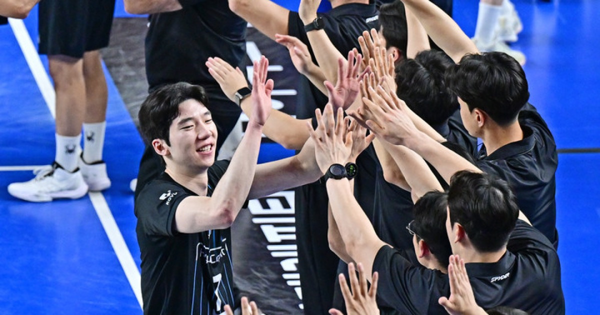 '허수봉+레오 파워' 0-2에서 3-2 뒤집었다...현대캐피탈, 우리카드 꺾고 PO 1차전 선승