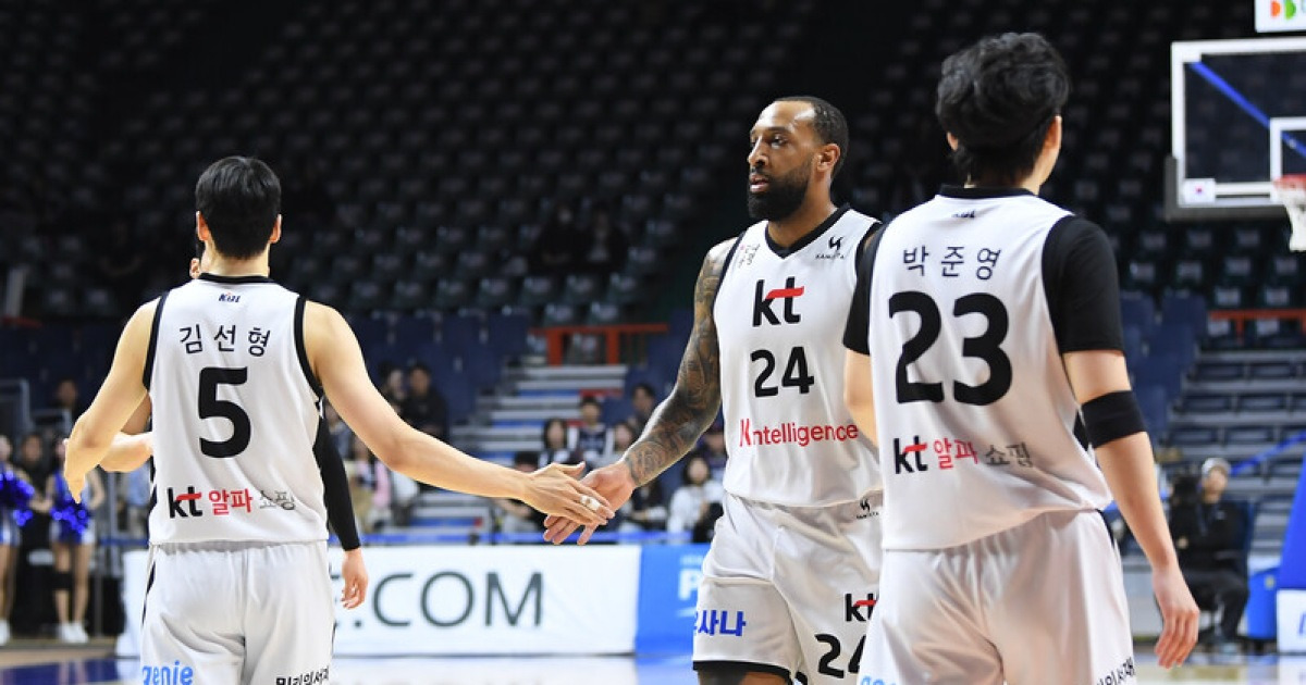 [BK 리뷰] ‘리바운드가 흐름 바꿨다’ 3쿼터 역전극→ 클러치 리드 지킨 KT, KCC 꺾고 봄 농구 희망 이어가