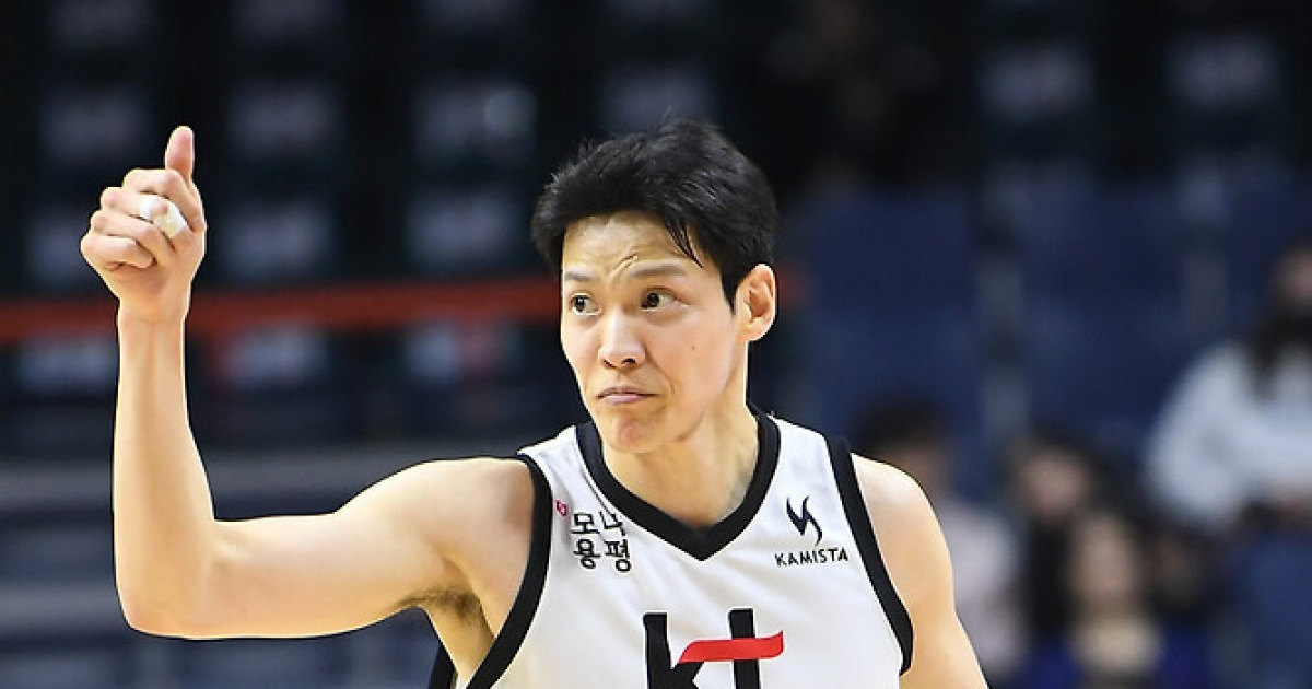 KT 간절함 통했다…KCC 꺾고 ‘봄 농구’ 희망의 신발끈 꽉!