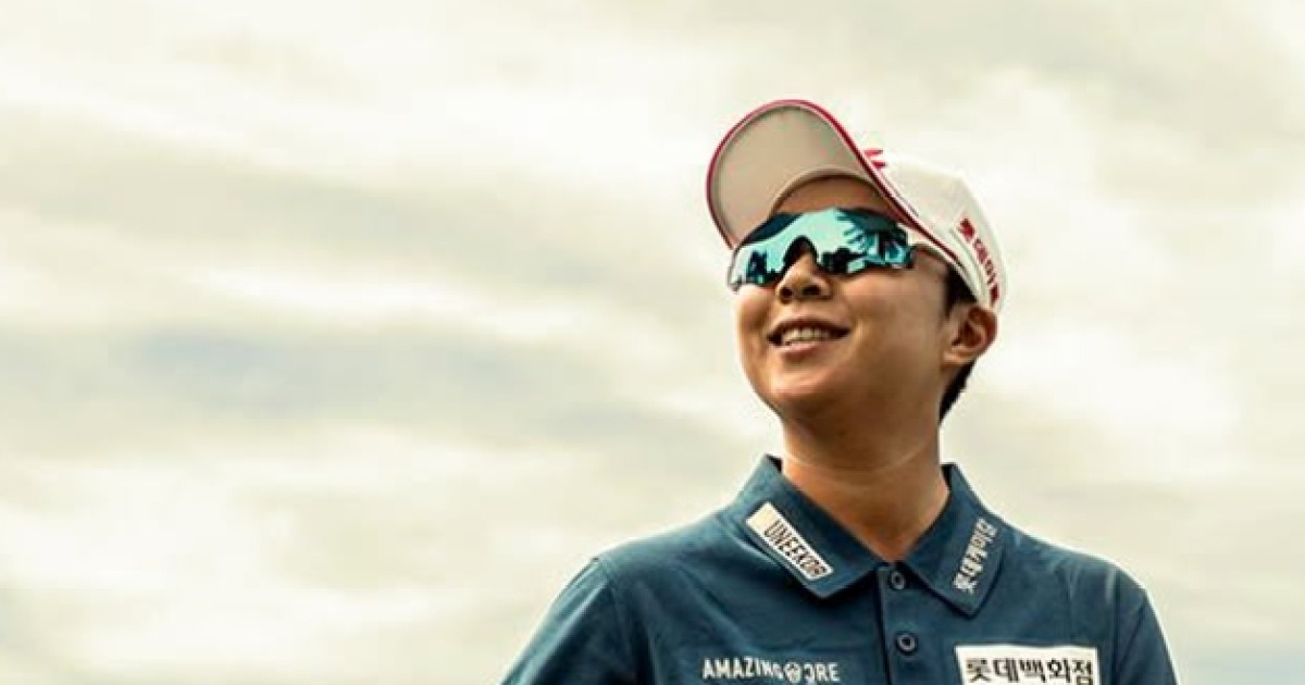 김효주, 이글에 갤러리 들썩… 11언더파 단독 2위