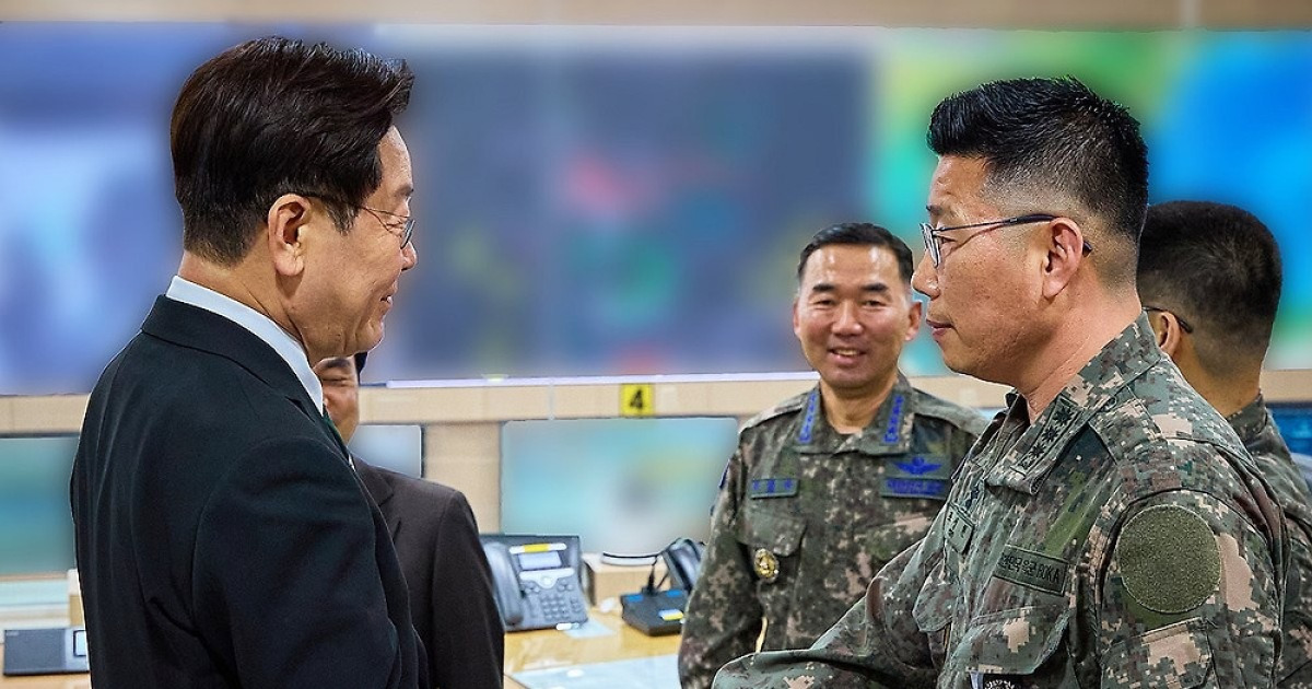 조성현 대령과 악수하는 이재명 대통령