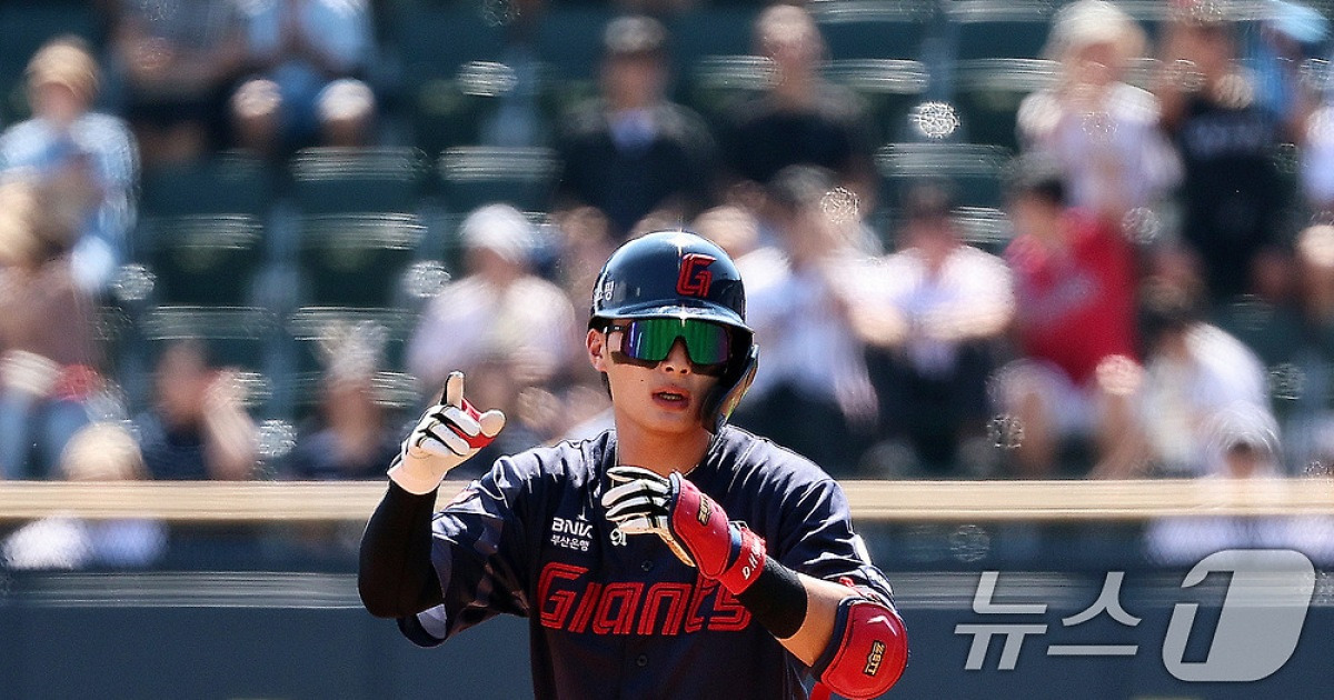 2026 프로야구 1호 홈런은 롯데 윤동희…삼성 후라도 상대 '쾅'
