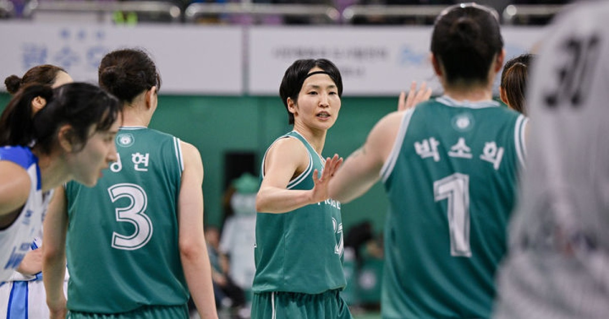 여자농구 하나은행, BNK 제압…국민은행과 우승 경쟁 안갯속