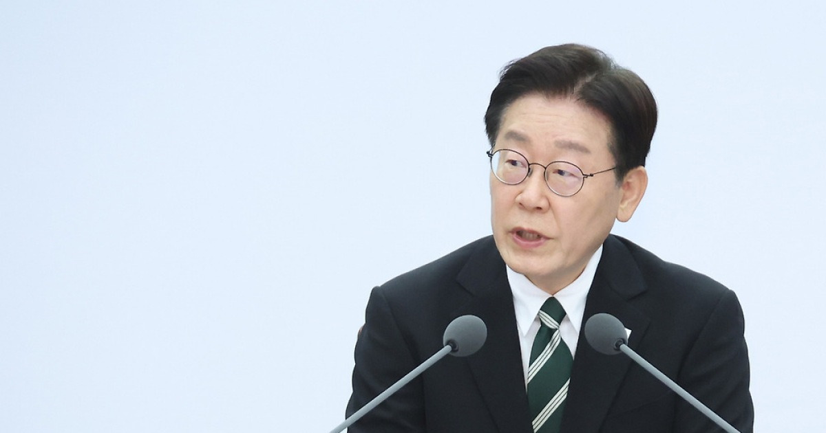 リー大統領、複数の家庭を持つ公務員が昇進の対象から除外されているとの報道に対し、「検討したことはない」と反論。