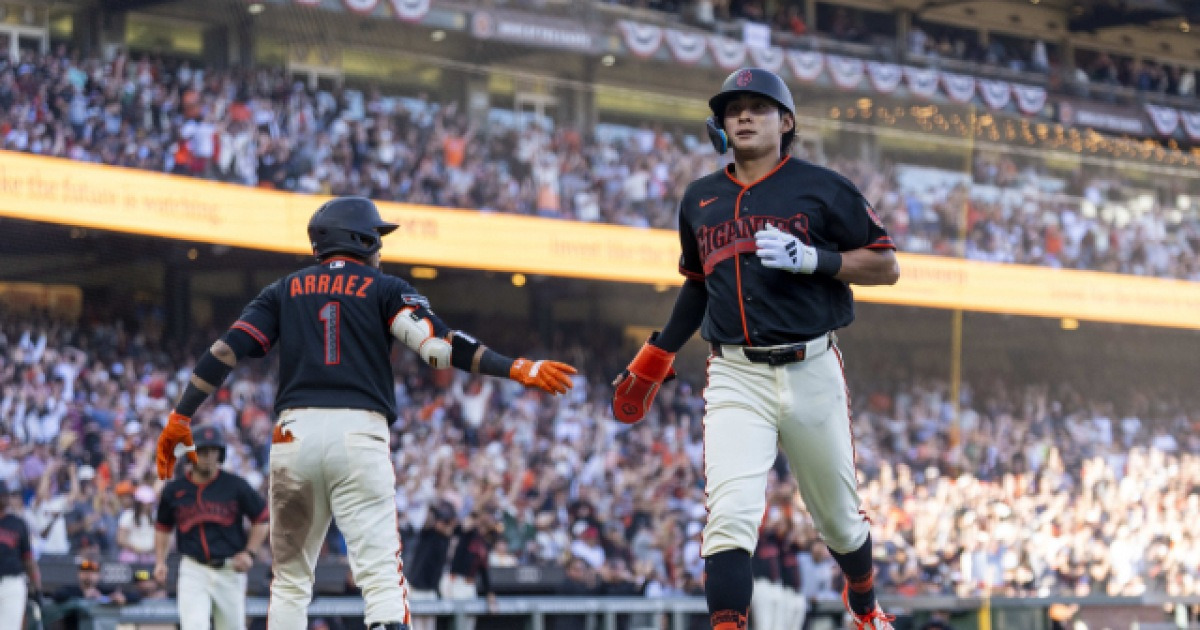 MLB 이정후, 2루타로 시즌 첫 안타…팀은 양키스에 개막 3연패