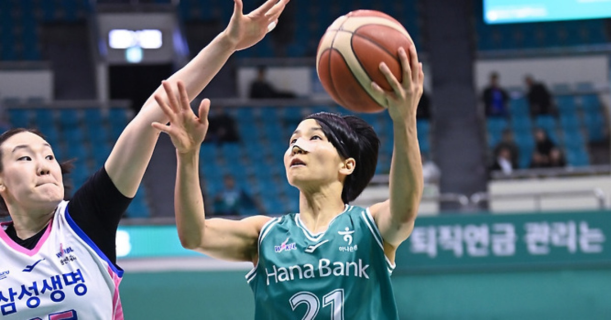 '우승을 헌납할 순 없다'는 무서운 하나은행, 삼성생명 대파하며 기어이 KB와 다시 동률 1위