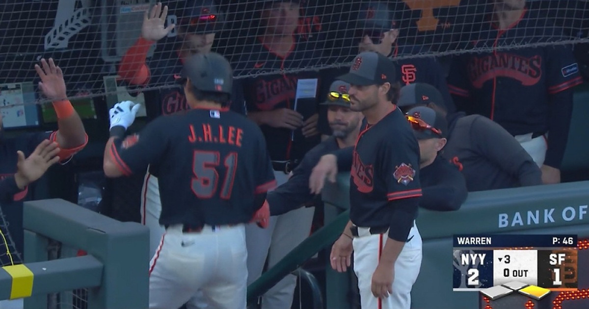 현지 매체 이정후 때리자 초보 감독 "그럼 거기서 뺍니까? 9회도 있는데", 7회 ABS 삼진 놓고 대타 안쓰자 논란