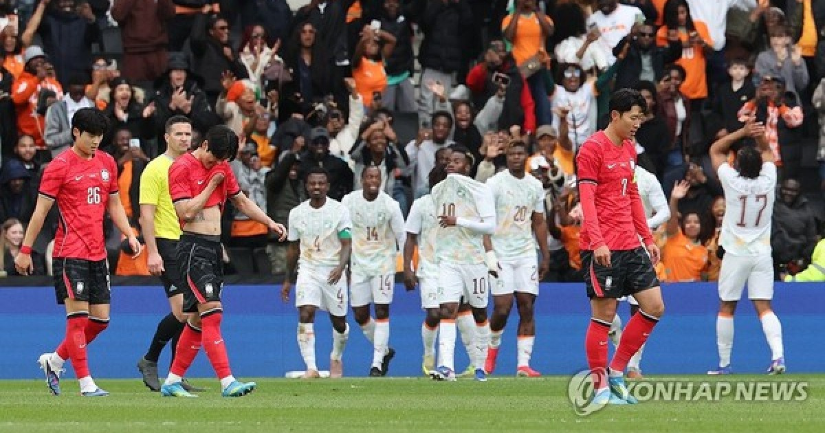 같은 FIFA랭킹 30위권 상대... 한국은 완패, 일본은 무실점 승리