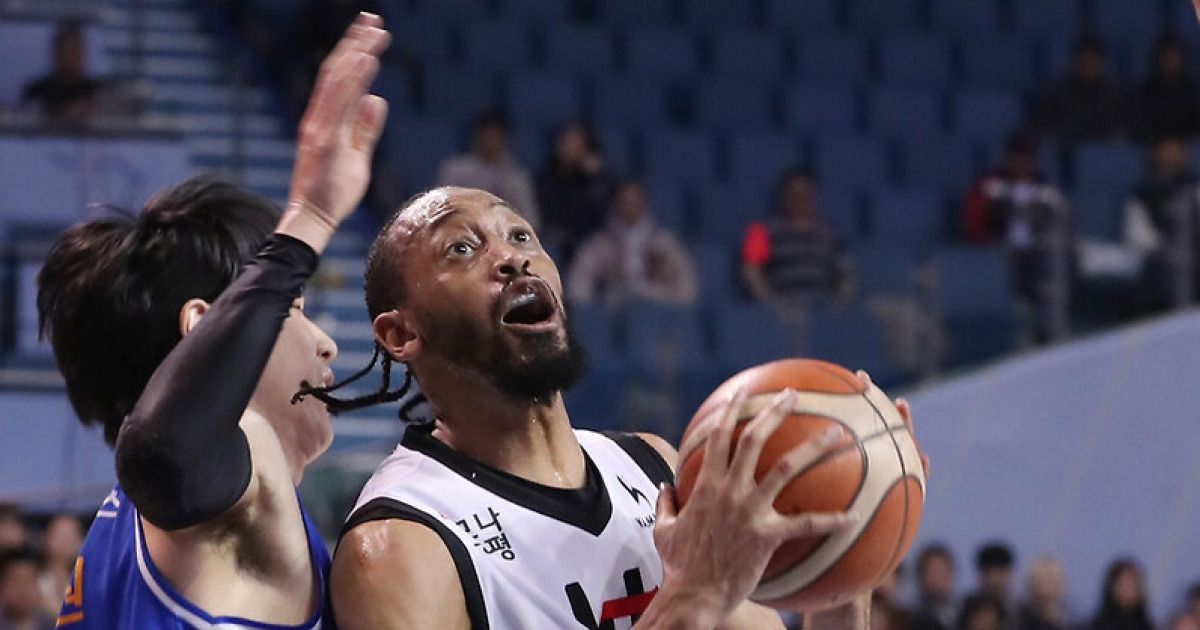 [BK 리뷰] ‘플레이오프 경쟁은 계속된다’ KT, 높이와 스피드 앞세워 삼성에 승리