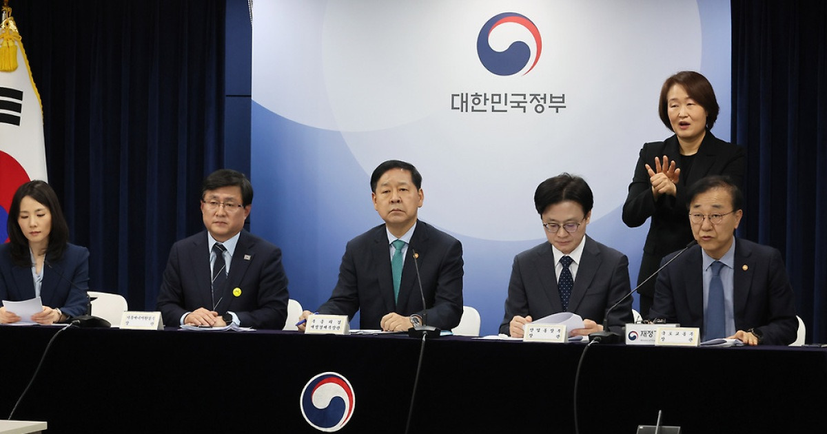 Gov't may expand vehicle rationing to private sector if fuel prices rise, finance minister warns