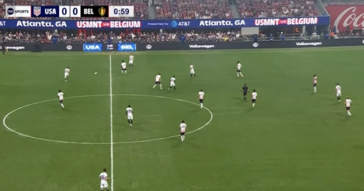 "내 눈이 이상한가?" 양 팀 유니폼 구별 불가 '역대급 촌극'... '미국 vs 벨기에' 선수들도 헷갈린 "비슷한 색상"