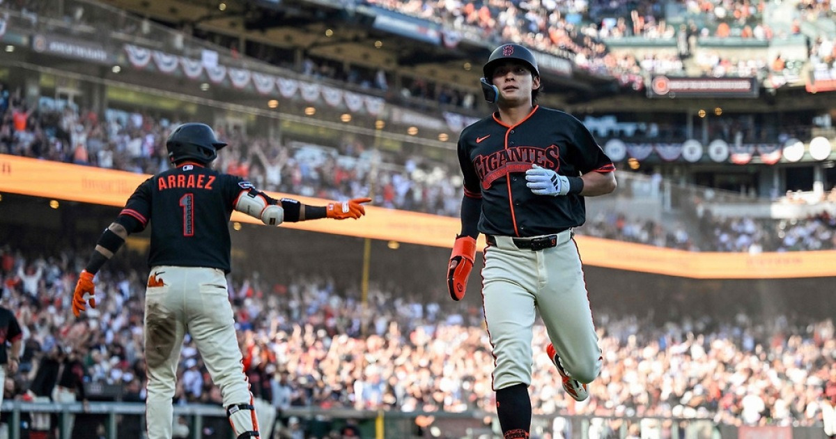 '개막 3연전 타율 1할' 이정후, 하위 타순 이동…SD전 6번 우익수 선발