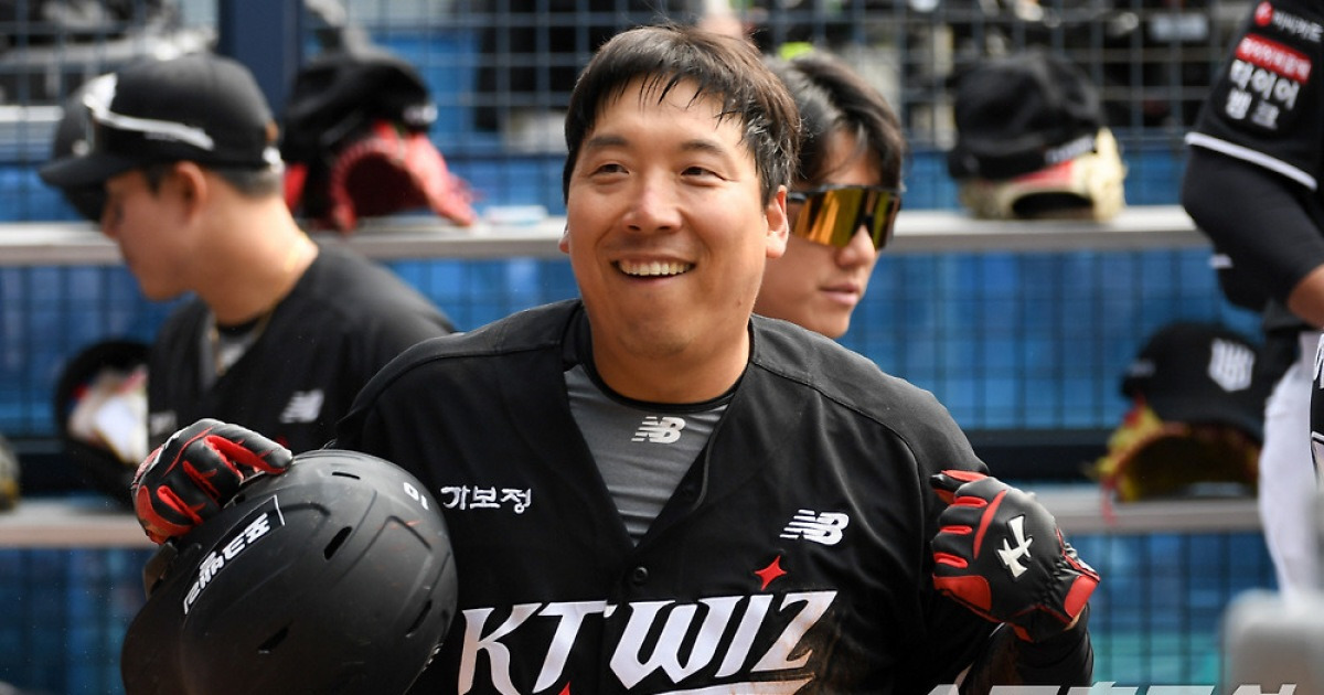 '친정팀 LG에 비수 꽂았다' 9회 경기 뒤집은 김현수 덕분에 웃은 KT...타격 기계 해결사 본능 [잠실 현장]