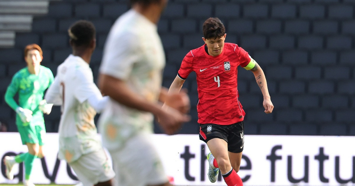 "히딩크처럼" 스리백 다듬는 홍명보, 결국 핵심은 '김민재'다