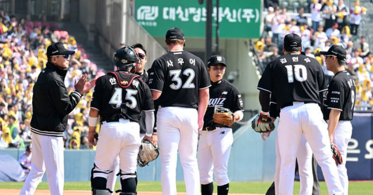 “아무렇게나 던져라” 감독 8년 차인데 최초 개막 2연승, 마운드 방문이 마법이었나…첫 날은 1회→다음날은 9회, 144경기 모두 나가 볼까