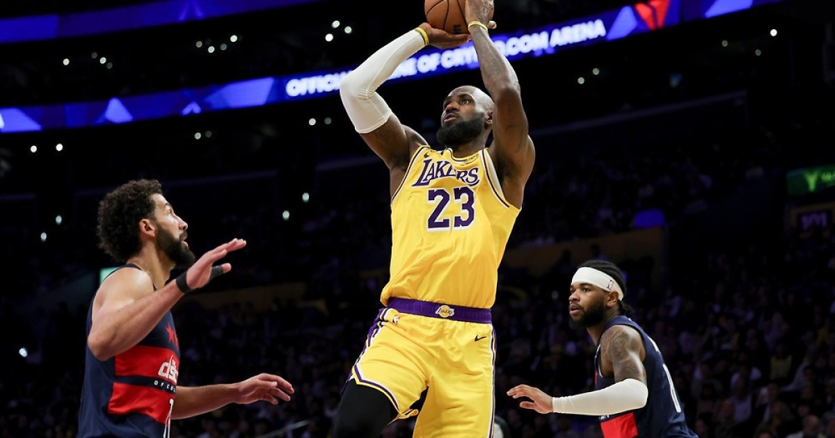 '킹' 제임스, 트리플더블로 NBA 통산 최다승 타이…1천228승째