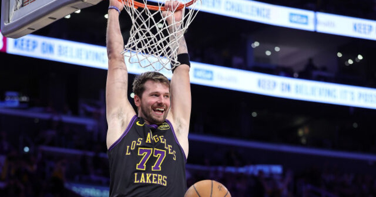 3점포 쾅쾅쾅쾅쾅쾅! '마법사' 돈치치, 42득점 12리바운드 폭발→LA 레이커스, 클리블랜드 꺾고 50승 고지 정복