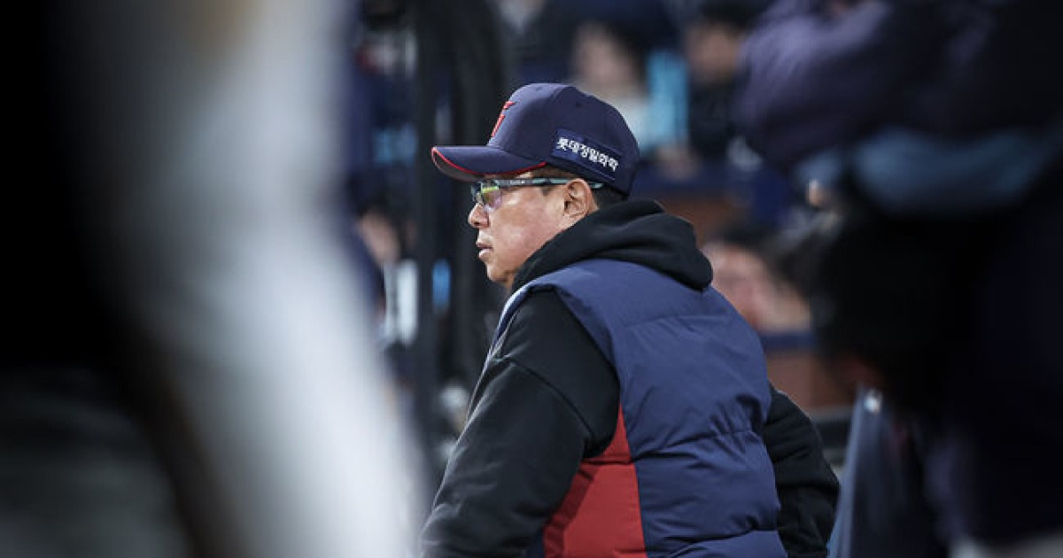 '병살타-실책-삼진' 내야 사령관 칼교체…김태형 단칼의 메시지 '개막 2연승? 환상에서 깨라'