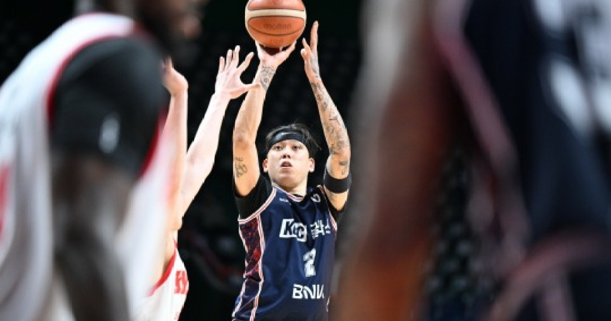 '4쿼터 6차례 동점 접전' KCC, SK 2점 차 꺾고 2연승...PO 굳히기