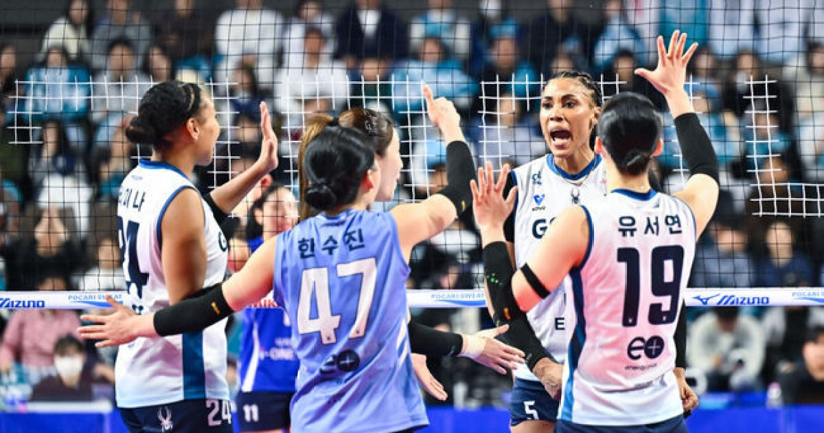 GS칼텍스, 사령탑 잃은 도로공사 3-1 격파…챔프 1차전 승리→우승 확률 57.9% [김천 리뷰]