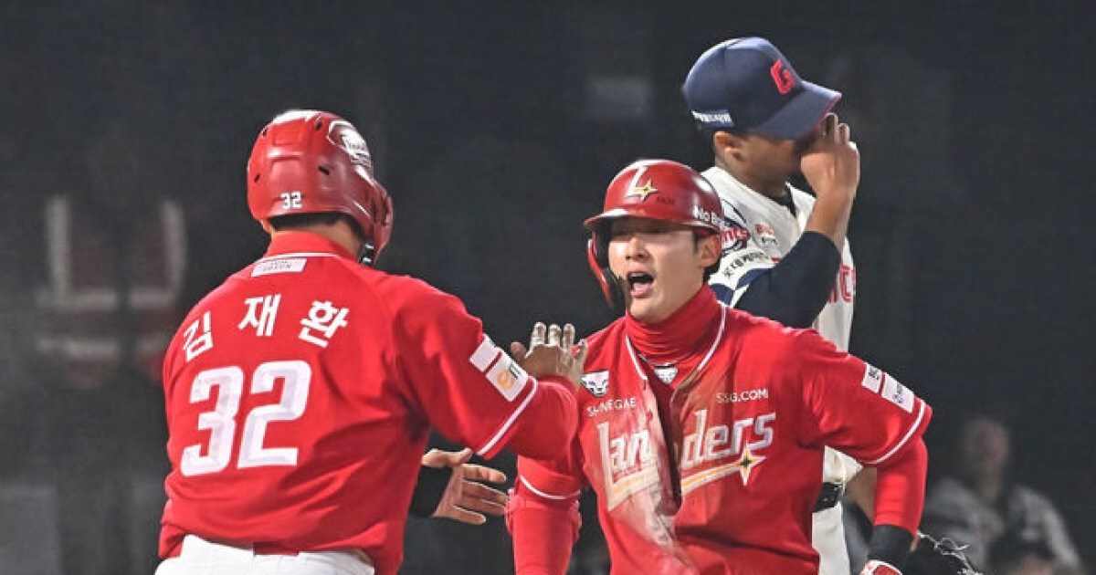 '2만3200명 매진 사직 홈 개막전 망친 메가 랜더스포’…SSG 17-2 대파, 롯데 4연패 추락 [부산 리뷰]