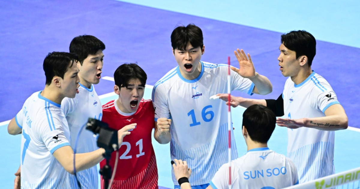 챔프전 ‘2연승’ 대한항공, 현대캐피탈 꺾고  통합 우승+트레블 보인다…5세트 듀스 레오 서브 득점 ‘판독’ 논란 ‘옥에 티’