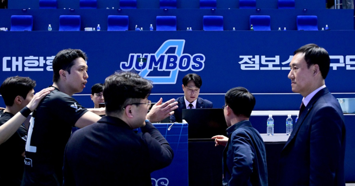 챔프전 2차전 뒤흔든 5세트 듀스 레오 서브 득점 ‘판독 논란’, 현대캐피탈은 KOVO에 이의제기…5일 오전 사후 ‘판독’