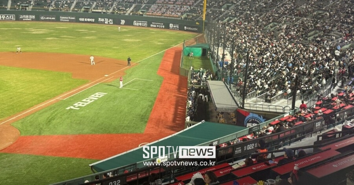 롯데 팬들이라고 하염없이 기다리지 않는다…경기 막판 텅텅 빈 사직구장, 팬심은 냉정하다