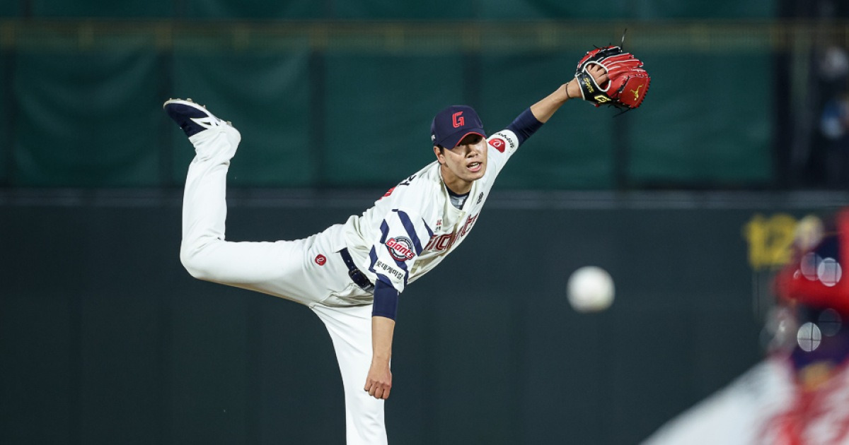'전날 밤 11시에 받은' 깜짝 콜업 연락, 부모님은 "긴장하지 말고 네 공 던져" 응원…롯데 1R 유망주 1군 데뷔, 149km 보여줬다 [부산 현장]