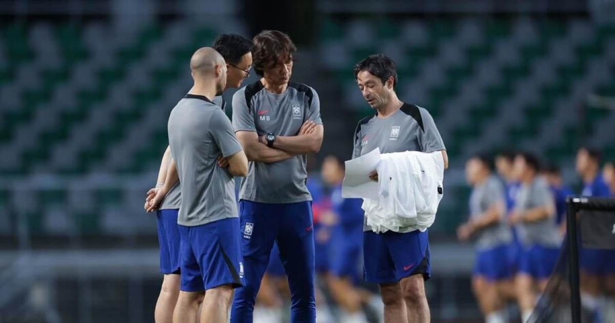 “韓, 낮은 레벨 뛰는 선수 많아…” 홍명보 감독은 바지감독 ‘논란’ “훈련-모델은 내가” 문제됐던 아로소 수석코치 인터뷰 삭제 엔딩 “홍명보 감독은 흔치 않은 리더” 해명