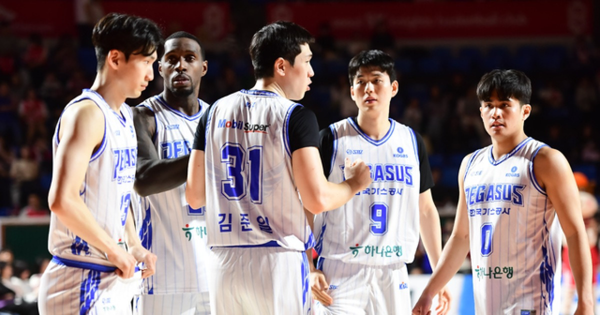 경기 준비하는 선수들