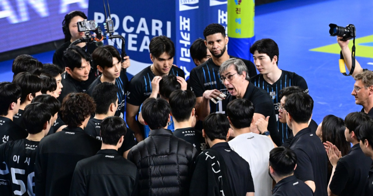 목이 쉰 블랑 감독 "이 분노 사그라지지 않을 것, 천안서 대한항공 우승 못 봐" [IS 천안]