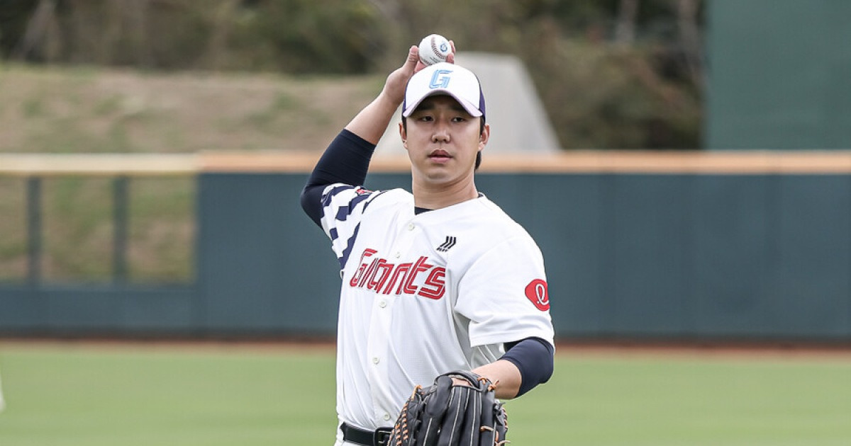 롯데 이적 이후 투구하는 최충연