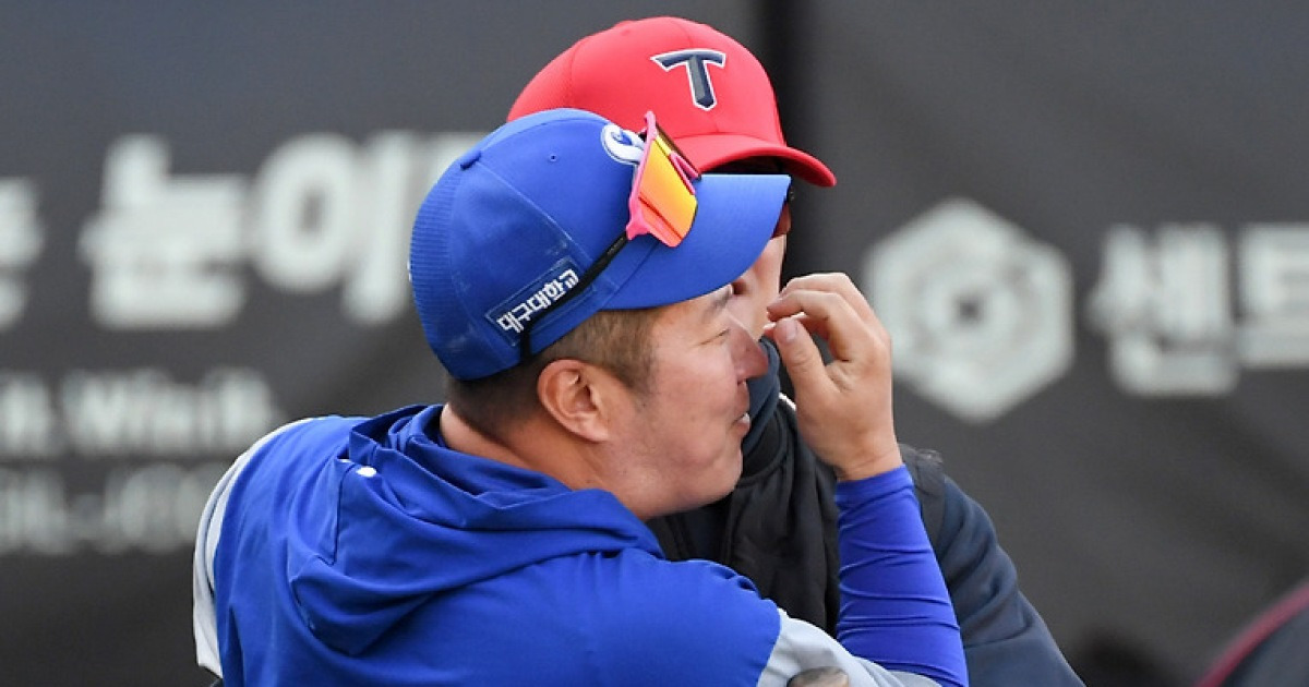 '삼성 유니폼 입고 돌아온 광주' 최형우는 손승락 품에 안겼다...뭉클했던 순간 [광주 현장]