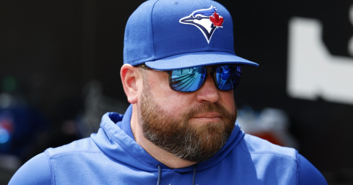 토론토 감독이 보크 판정에 항의하는 장면