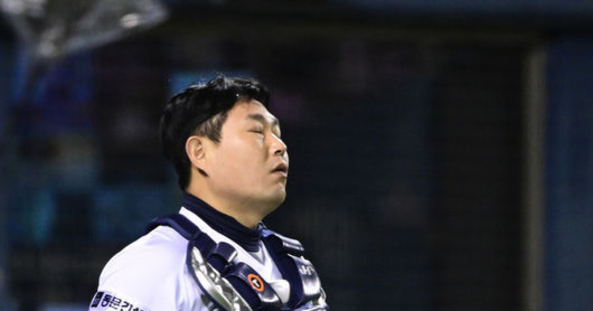 ‘포일-폭투-폭투-폭투-폭투’ 韓 최고 포수 굴욕의 날, 42억 연봉킹인데 타율 .094 침묵→수비마저 흔들린다