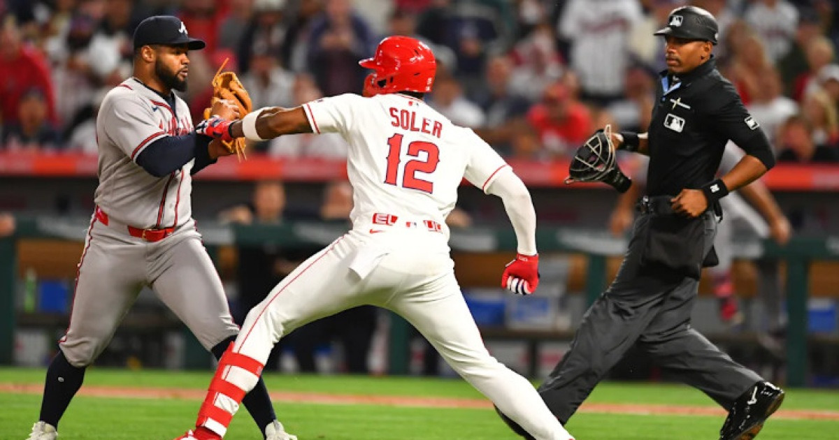 시속 156km 위협구, 머리 강타? "이건 야구 아닌 격투기"…솔레어 폭발, 로페스 향해 주먹 날렸다→MLB 마운드 위 난투극 발생