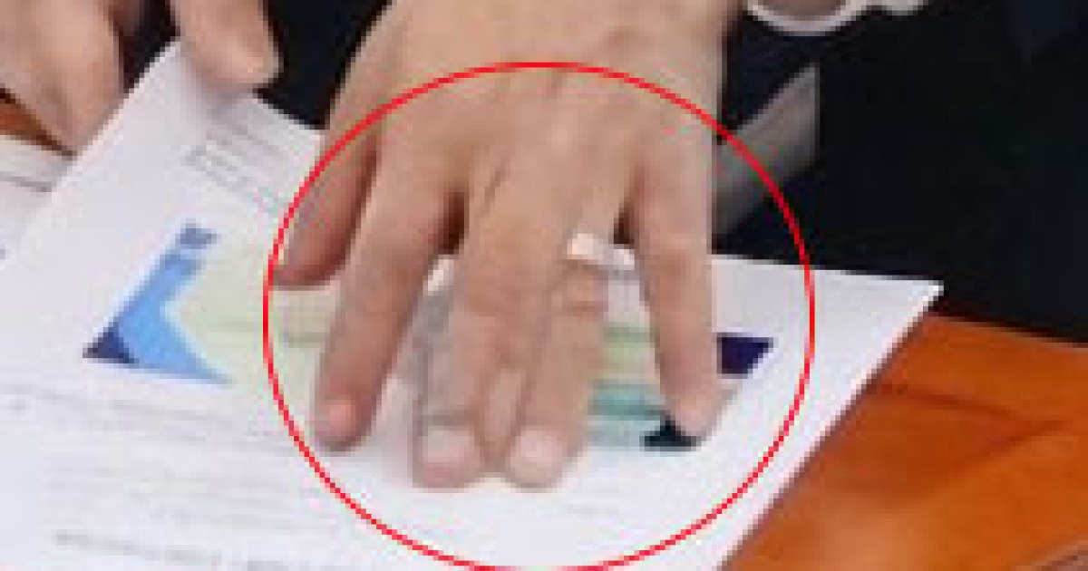 박덕흠 의원실의 사진 속 김민석 총리 손가락이 6개?···AI 보정, 정말 괜찮을까