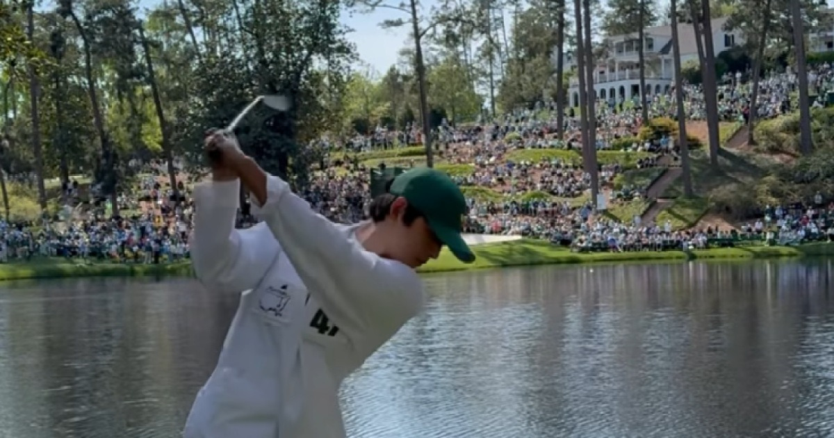 오거스타 파3 코스에서 샷을 하는 송중기