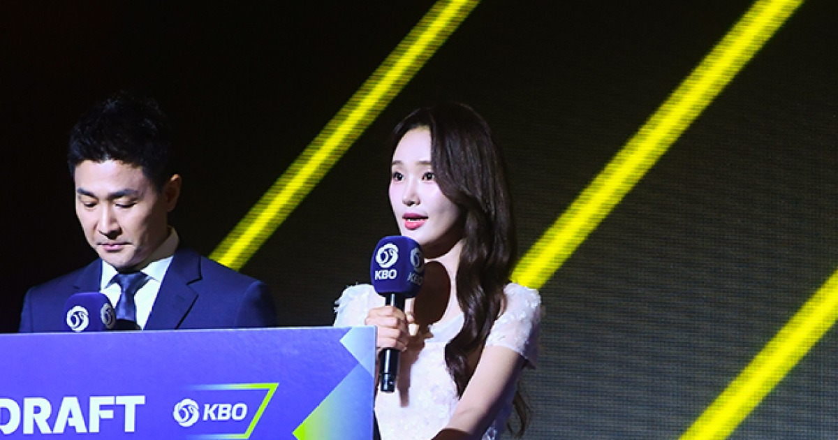 '에레디아 인종차별 논란' 김희연 아나운서, 결국 사과…"깊이 반성하고 후회했다"