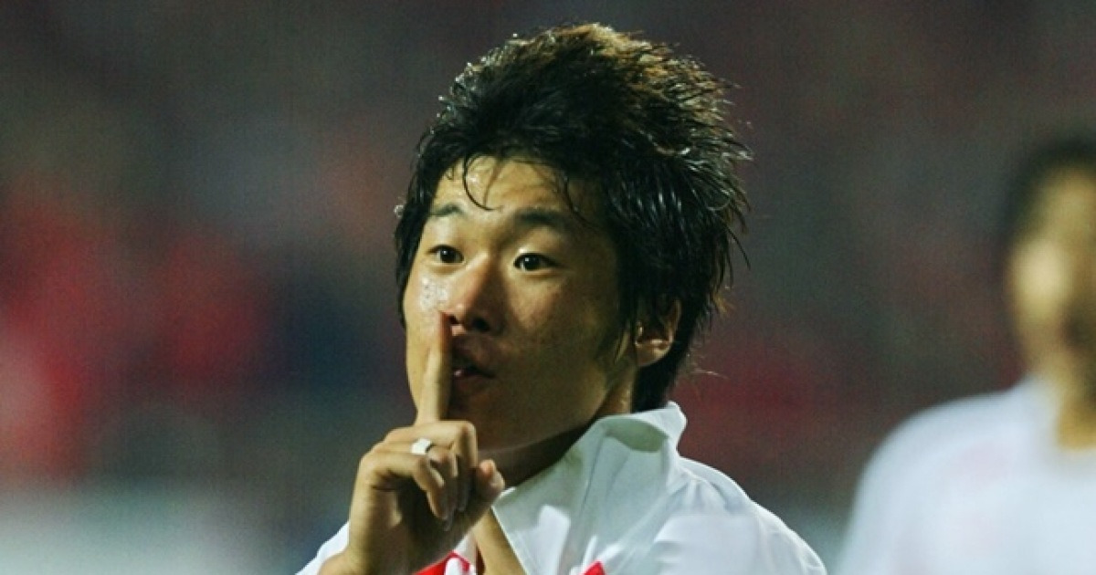 "2층 올라가기도 어렵다" 국민 영웅 박지성, 무릎 이토록 심각한데 '또' 뛴다... "죽기 전 JI에 패스하고 싶어"