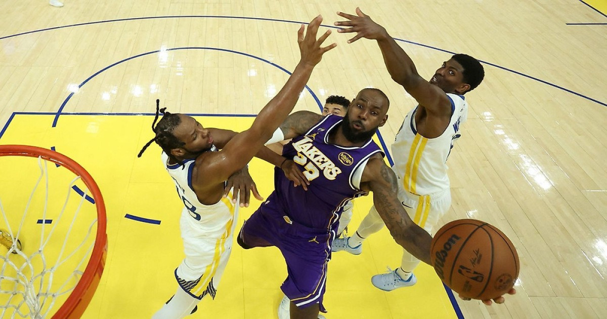 레이커스가 골든스테이트를 제압했다는 뉴스 화면